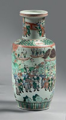 CHINE Vase rouleau en porcelaine décoré en émaux de la porcelaine de scènes de palais...