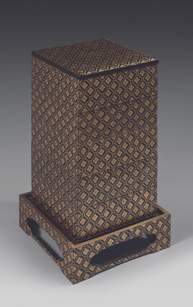 JAPON Grande boite (jubako) carrée sur pied à cinq cases en laque noir et or à décor...