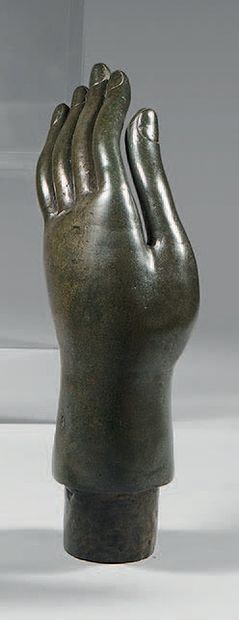 THAÏLANDE Avant-bras droit, la main en abhaya mudra en bronze à patine brun laqué...