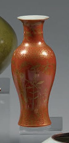 CHINE Vase balustre en porcelaine émaillée en rouge de fer et or à décor de tiges...