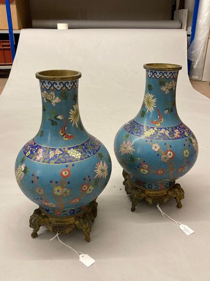 CHINE Paire de vases à panse basse en bronze et émaux cloisonnés polychromes sur...