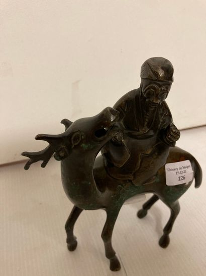 INDOCHINE Shoulao sur son cerf en bronze à patine brune et oxydations formant brûle-parfum.
XIXe...