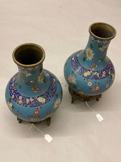 CHINE Paire de vases à panse basse en bronze et émaux cloisonnés polychromes sur...