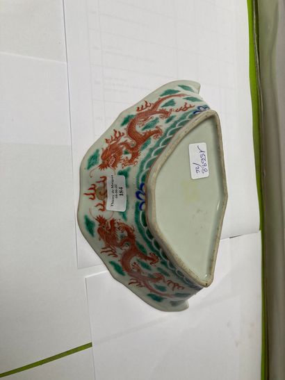 CHINE Coupe à bordure contournée en porcelaine décorée en émaux polychromes de deux...