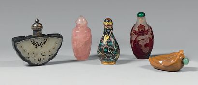 CHINE Three snuff bottles :
- in metal of slightly poly-lobed half-moon shape, decorated...