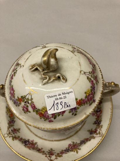 CHINE de COMMANDE Écuelle à bouillon couverte et son présentoir en porcelaine, les...