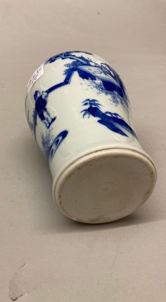 CHINE Petit vase balustre en porcelaine décoré en bleu sous couverte sur fond blanc...