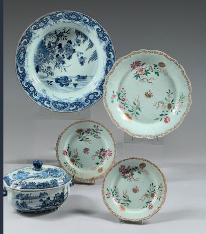 CHINE de COMMANDE Grand plat creux circulaire en porcelaine décoré en bleu sous couverte...