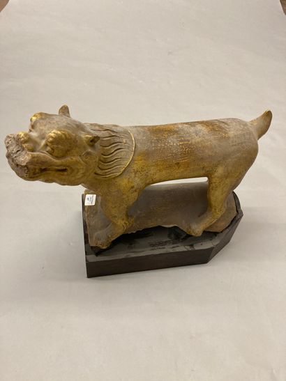 CHINE Tuile faîtière en terre vernissée ocre représentant un lion bouddhique debout.
Dynastie...