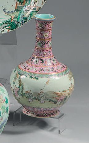 CHINE Vase de forme Yuyuchunping en porcelaine décoré en émaux de la famille rose...
