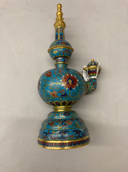 CHINE Tibetan "kundika" gilt bronze and cloisonné enamel jug decorated with lotus...