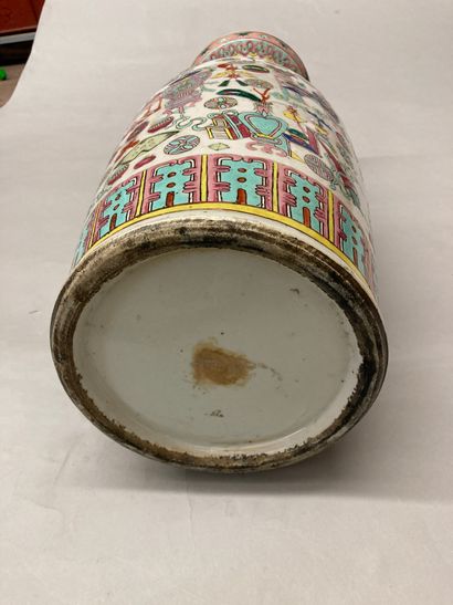 CHINE, CANTON Grand vase en porcelaine émaillé polychrome à décor d'objets mobiliers...