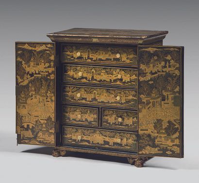 CHINE, CANTON Small black and gold lacquer cabinet decorated with scenes of characters...