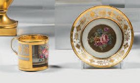 null Tasse et sa sous-tasse en porcelaine de Paris du début du XIXe siècle. À décor...