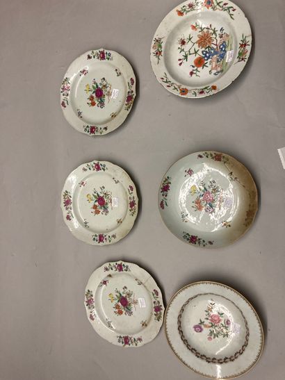 CHINE Twenty-four plates, five of which are hollow, decorated in Famille Rose enamels...