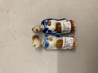 JAPON Deux okimono dans le style des netsuke en grès émaillé en bleu blanc et brun...