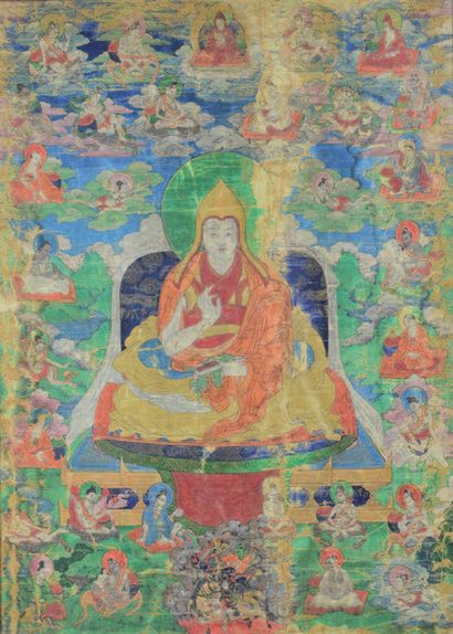 TIBET Thangka, détrempe sur toile à décor central de Tsongkapa, la main droite en...