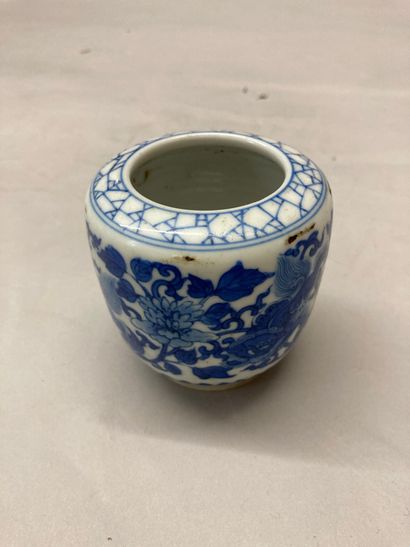 CHINE Petit vase de type « Guan » en porcelaine décoré en bleu sous couverte de quatre...