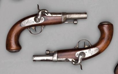  Paire de pistolets d'officier de gendarmerie modèle 1836, canons non datés; platines...