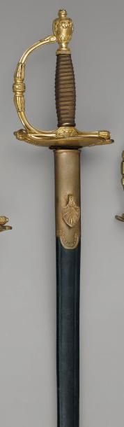  Belle épée d'uniforme, modèle d'officier supérieur à la française, garde en laiton...