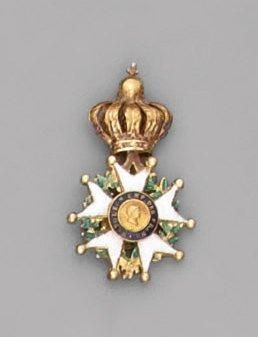 null Croix miniature d'officier de l'ordre de la Légion d'honneur en or, émaillée;...