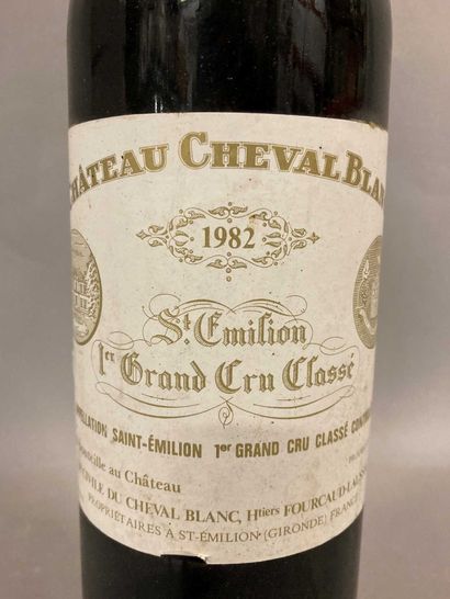 null 1 bouteille Château CHEVAL-BLANC, 1° Grand cru St-Emilion 1982 (es, J)