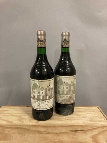 null 2 bouteilles Château HAUT-BRION, 1° cru Pessac-Léognan 1975 (ela, ett, très...
