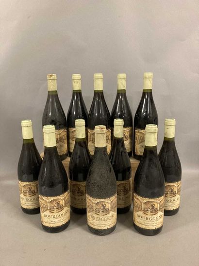 null 12 bouteilles BOURGOGNE Maurice Gavignet 2000 (elt, 6 caps tâchées)