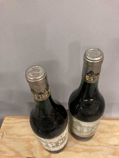 null 2 bouteilles Château HAUT-BRION, 1° cru Pessac-Léognan 1975 (ela, ett, très...