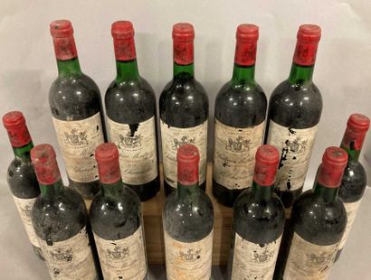null 12 bouteilles Château MONTROSE, 2° cru Saint-Estèphe 1975 (ea mais lisibles,...