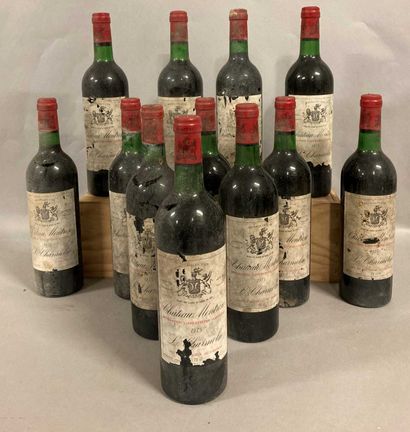 null 12 bouteilles Château MONTROSE, 2° cru Saint-Estèphe 1975 (ea/eta, 6 J, 1 L...