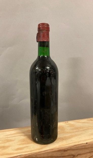 null 
1 bouteille Château LAFITE-ROTHSCHILD, 1° cru Pauillac 1974 (SE, J, caps découpée...