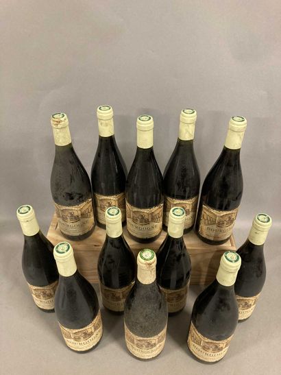 null 12 bouteilles BOURGOGNE Maurice Gavignet 2000 (elt, 6 caps tâchées)