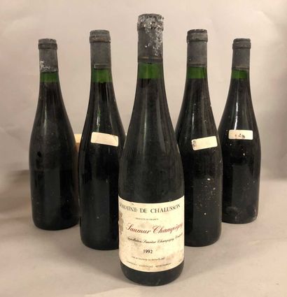 null 5 bouteilles SAUMUR CHAMPIGNY Dom. De Chalusson 1992 (1 ett, 4 SE, caps légèrement...
