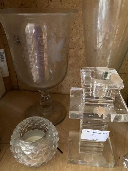 null Lot de verrerie diverse comprenant burettes, vases, bougeoirs, carafes 

Eclats...