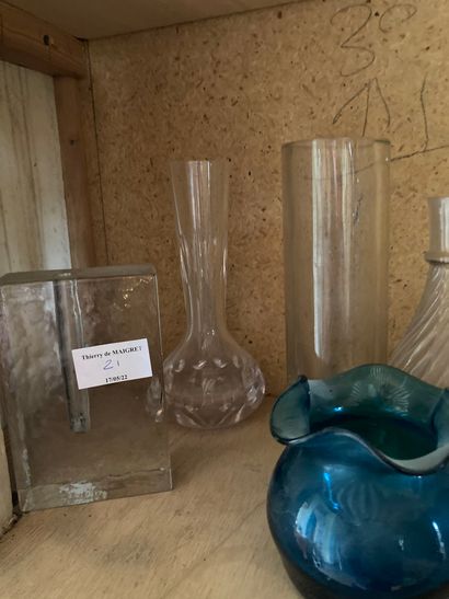 null Lot de verrerie diverse comprenant burettes, vases, bougeoirs, carafes 

Eclats...