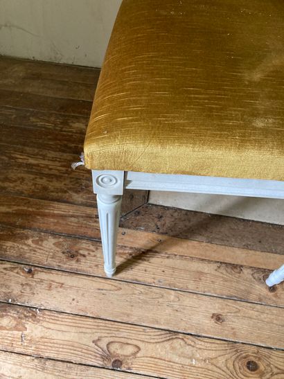 null Paire de chaises en bois laqué blanc de style Louis XVI

Usures et petits éclats,...