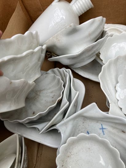 null 
Trois mannettes de céramiques : assiettes blanches, raviers en forme de coquilles,...