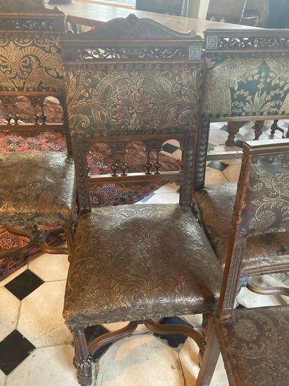 null Lot de douze chaises de modèles différents en bois naturel de style Louis XIII,...