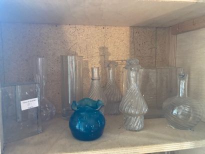null Lot de verrerie diverse comprenant burettes, vases, bougeoirs, carafes 

Eclats...