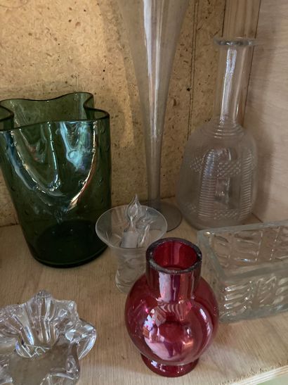 null Lot de verrerie diverse comprenant burettes, vases, bougeoirs, carafes 

Eclats...