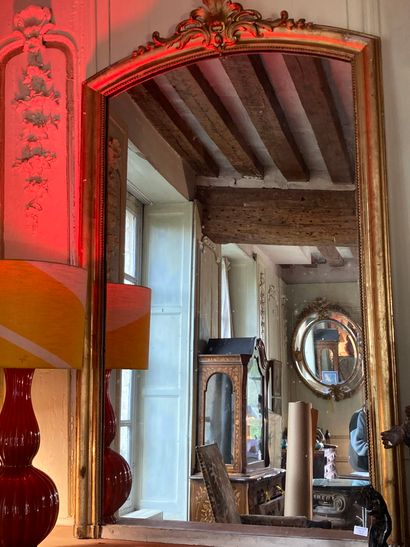 null Miroir à encadrement en bois et stuc doré, décor de feuilles d'acanthe et frise...