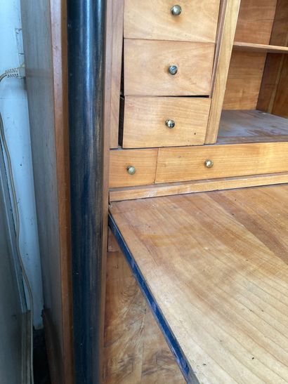 null Table bureau en bois naturel et placage, ouvrant par deux tiroirs en ceinture....