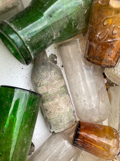 null Lot de verrerie : flacons et bouteilles divers dont flacons de pharmaciens,...