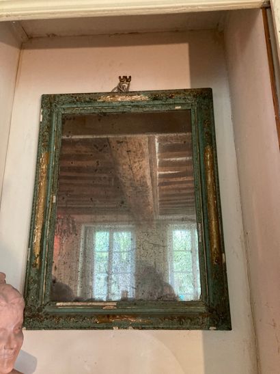 null Miroir rectangulaire à encadrement en bois et stuc doré et relaqué vert

82...