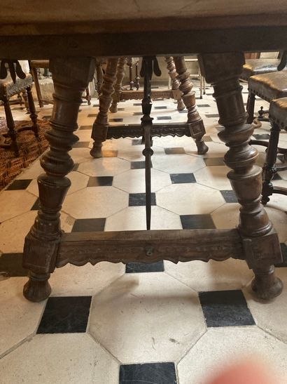 null 
Grande table de style espagnol bois naturel type résineux mouluré et sculpté,...