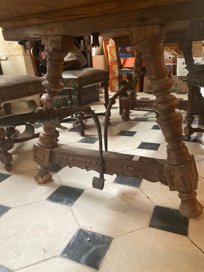 null 
Grande table de style espagnol bois naturel type résineux mouluré et sculpté,...