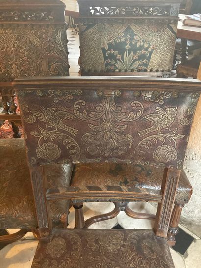 null Lot de douze chaises de modèles différents en bois naturel de style Louis XIII,...