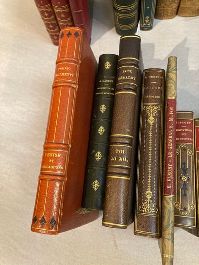 null Caisse de livres sont : Œuvres complètes de Moliere 5 volumes. 

La Fontaine...