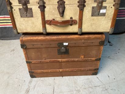 null Lot of 6 travel cases, some of which are monogrammed 

(wear, accidents and...